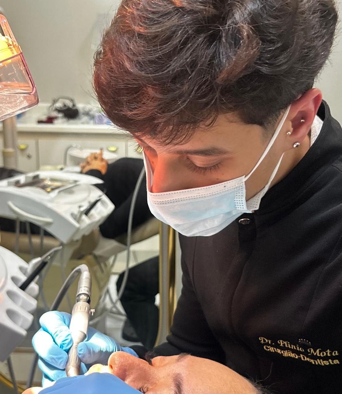 Dr. Plínio Mota realizando um procedimento